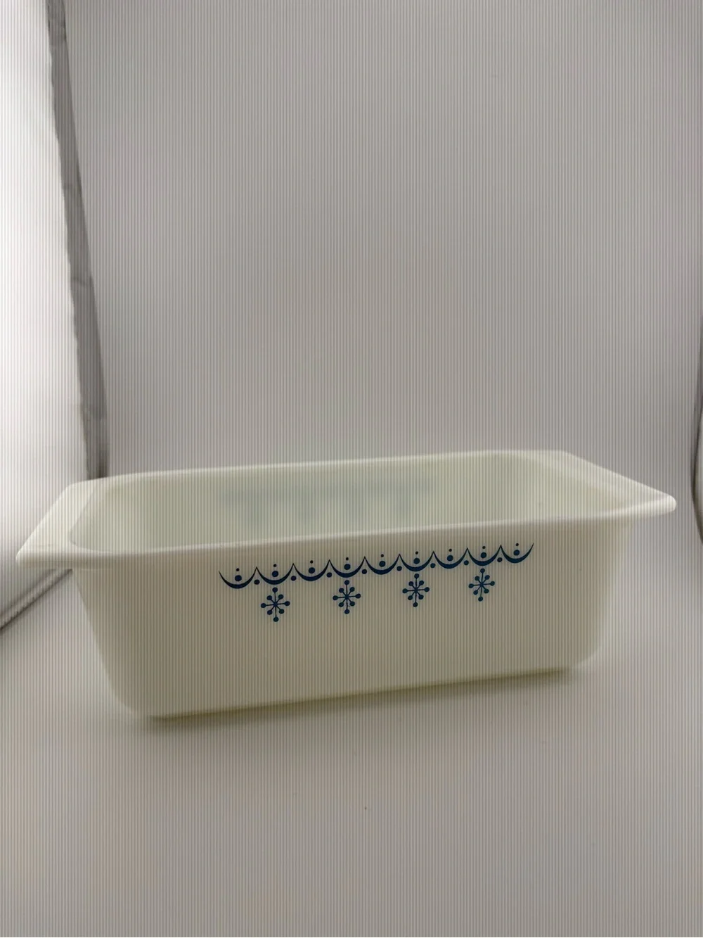 Pyrex 913 Snowflake Garland Loaf Pan 8.5x4.5x2.5
